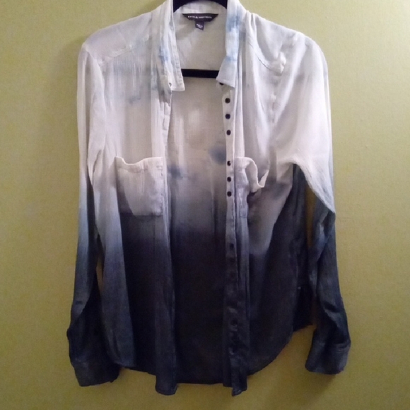 Womans M Rock & Republic Light Tan Blouse Button Up Lightweight Ombre Guazey Top - Picture 1 of 3